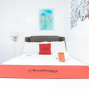 Hotel Reddoorz Near Quirino Station **